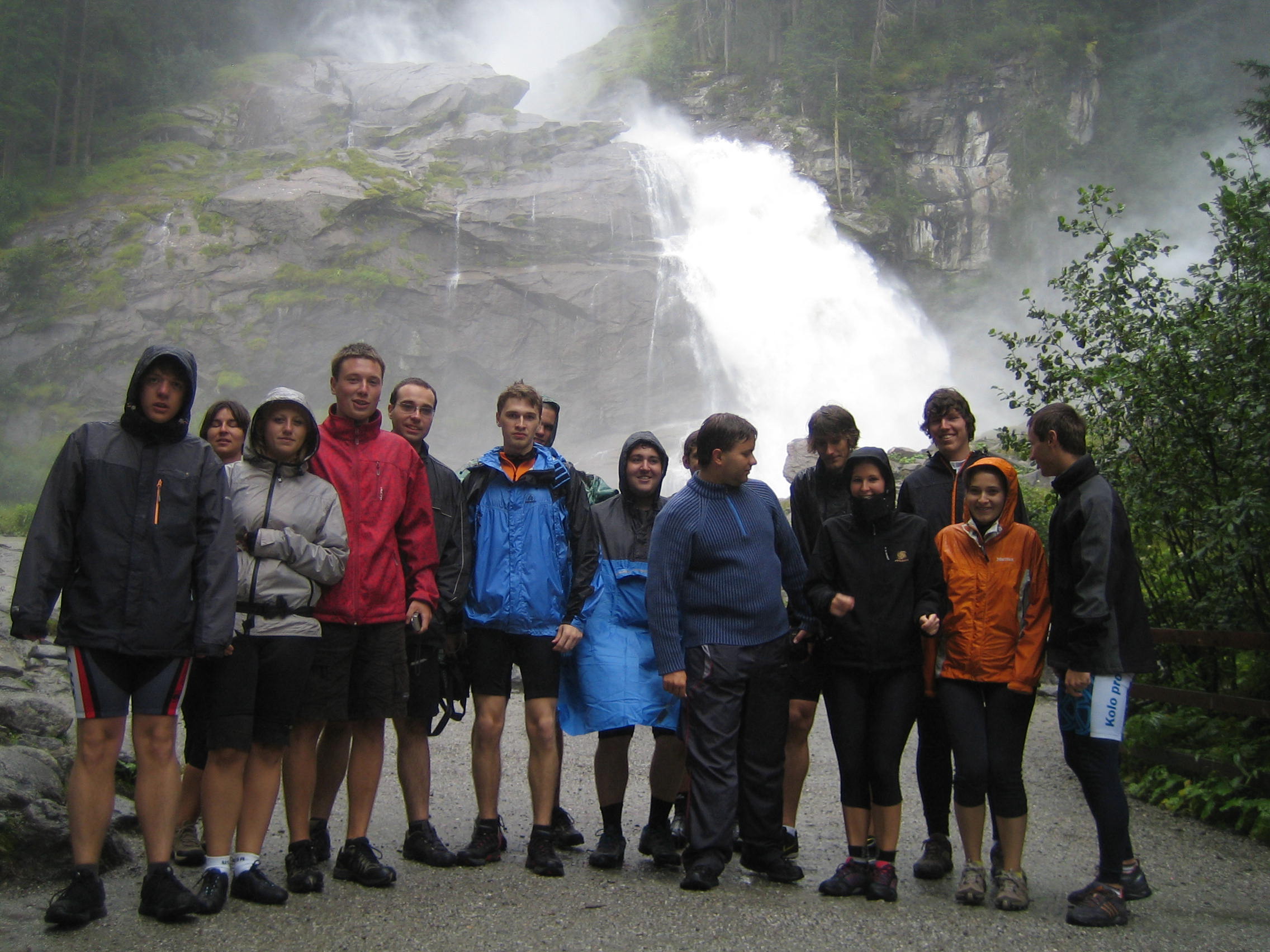 Studenti pod vodopádem